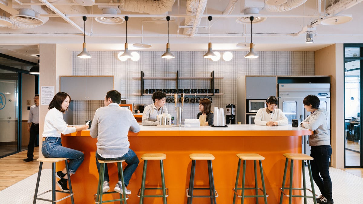 20180303_WeWork_Marunouchi_Kitaguchi_-_Kitchens_-_Wide-1