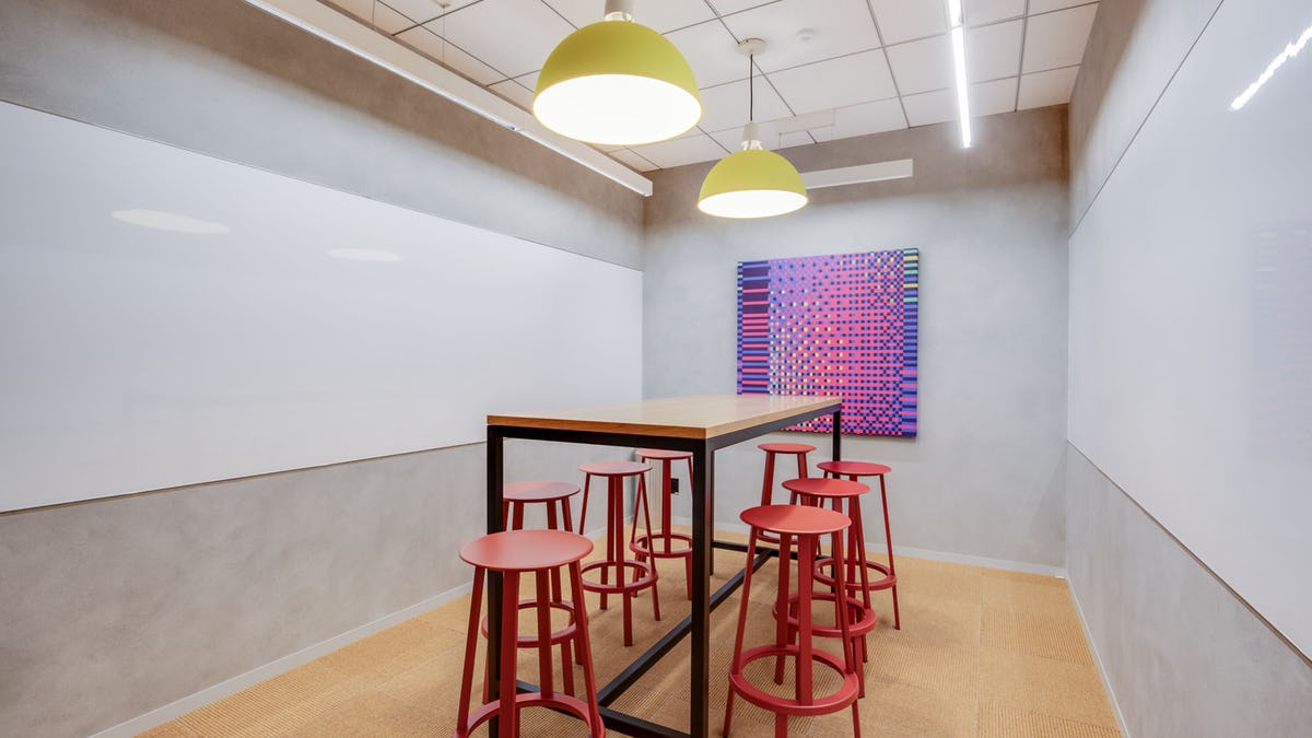 Web_150DPI-20181228_WeWork_Ocean_Gate_-_Conference_Room_-_8B